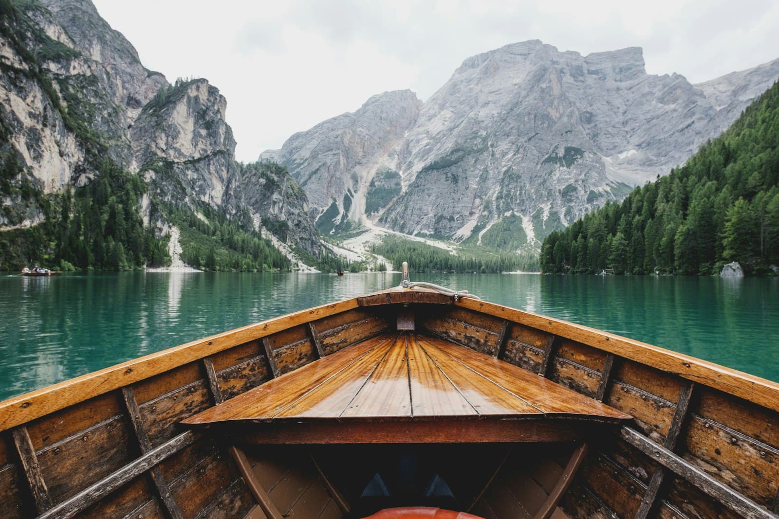 Bootsfahrt auf einem See zwischen Bergen — Sinnbild für die Reisenden, für die Explorn gebaut ist